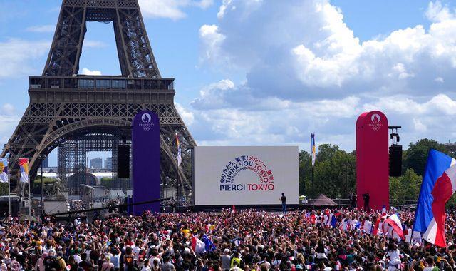 東京奧運》充滿挑戰性的東奧順利閉幕　艾菲爾鐵塔掌旗接手巴黎奧運